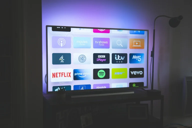 Jak i czym wyczyścić telewizor? Najlepsze domowe sposoby