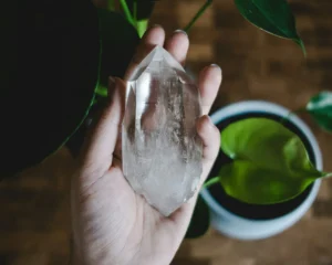 Oczyszczanie kamieni - ręka trzymająca kamień
